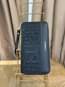 paucia black purse