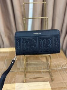 paucia black purse